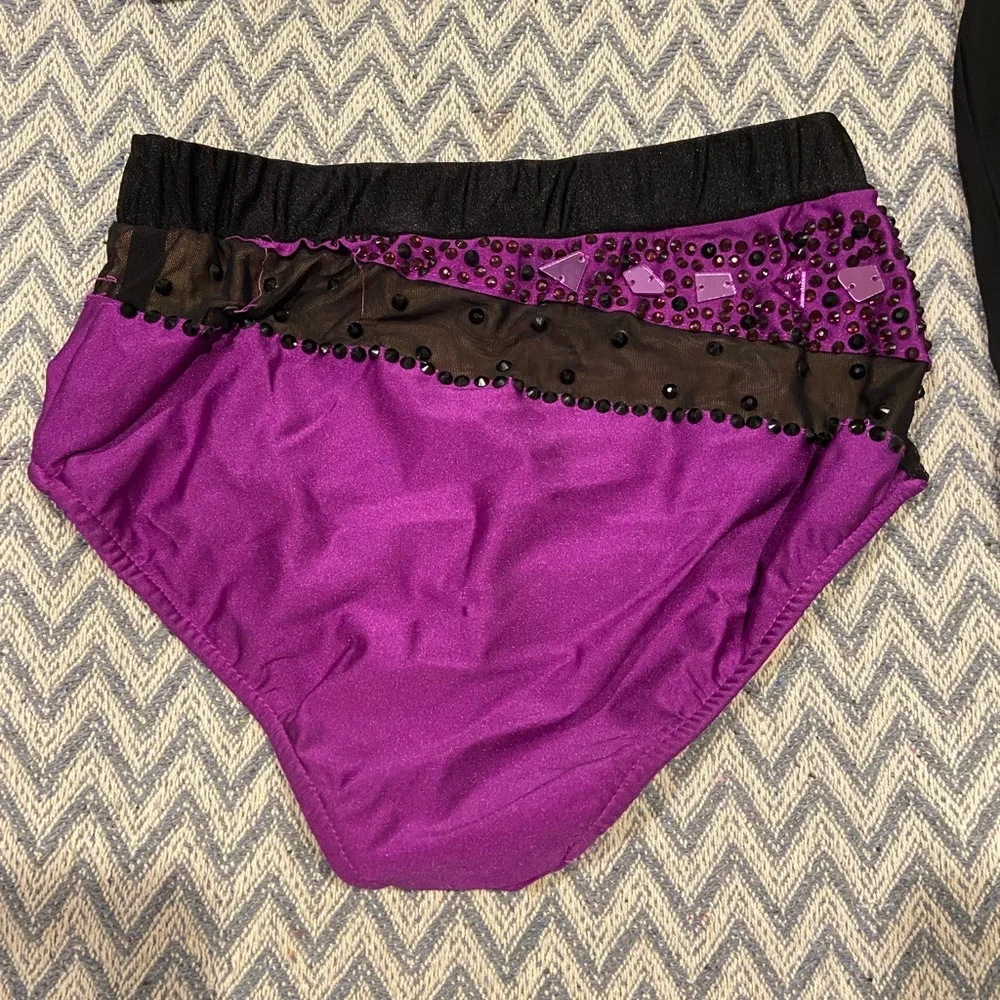 Glamour Costumes 2-Piece Dance Costume – Purple & Black – MA (Adult Medium)
